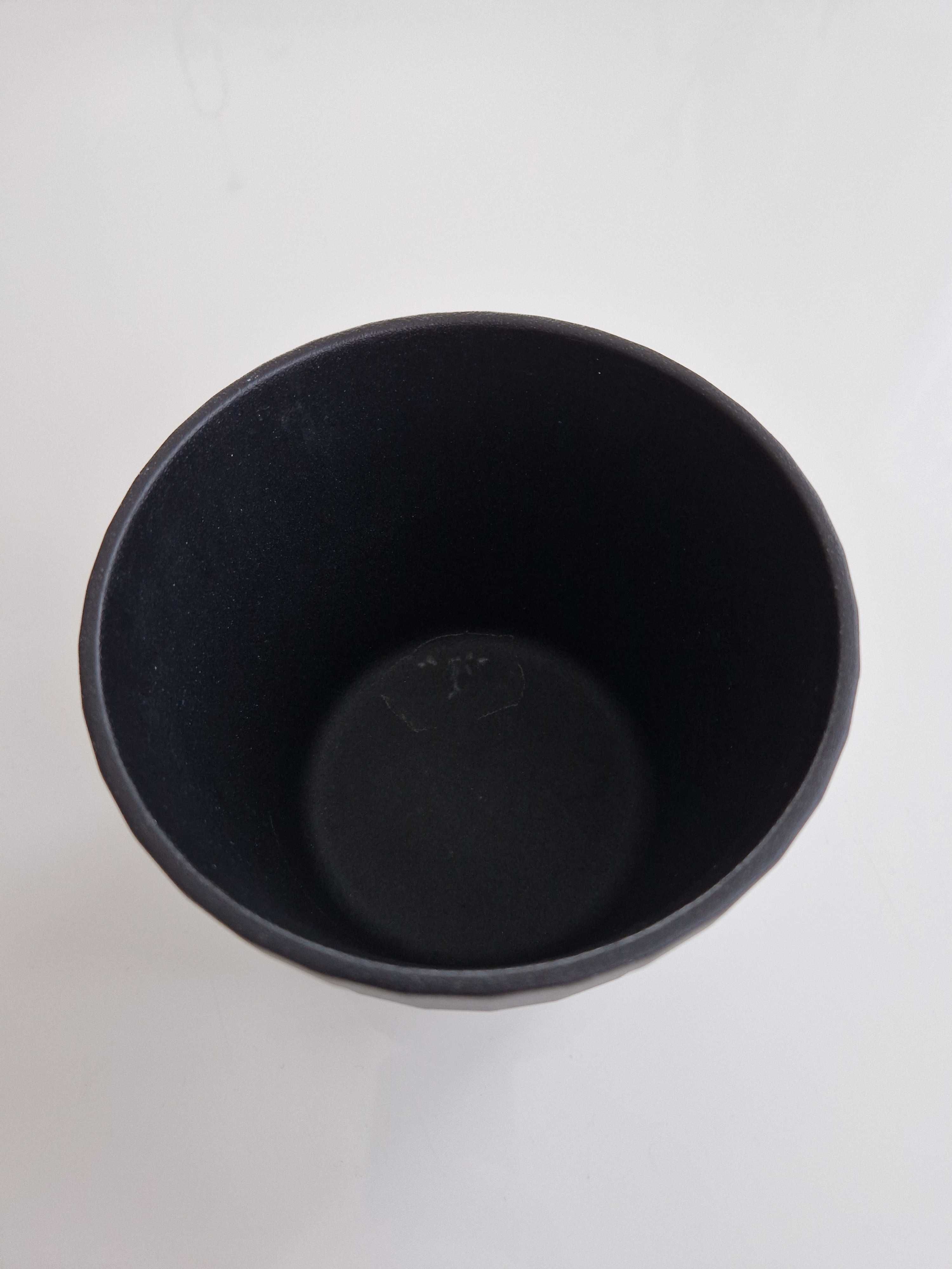 Czarna ceramiczna osłonka/doniczka
