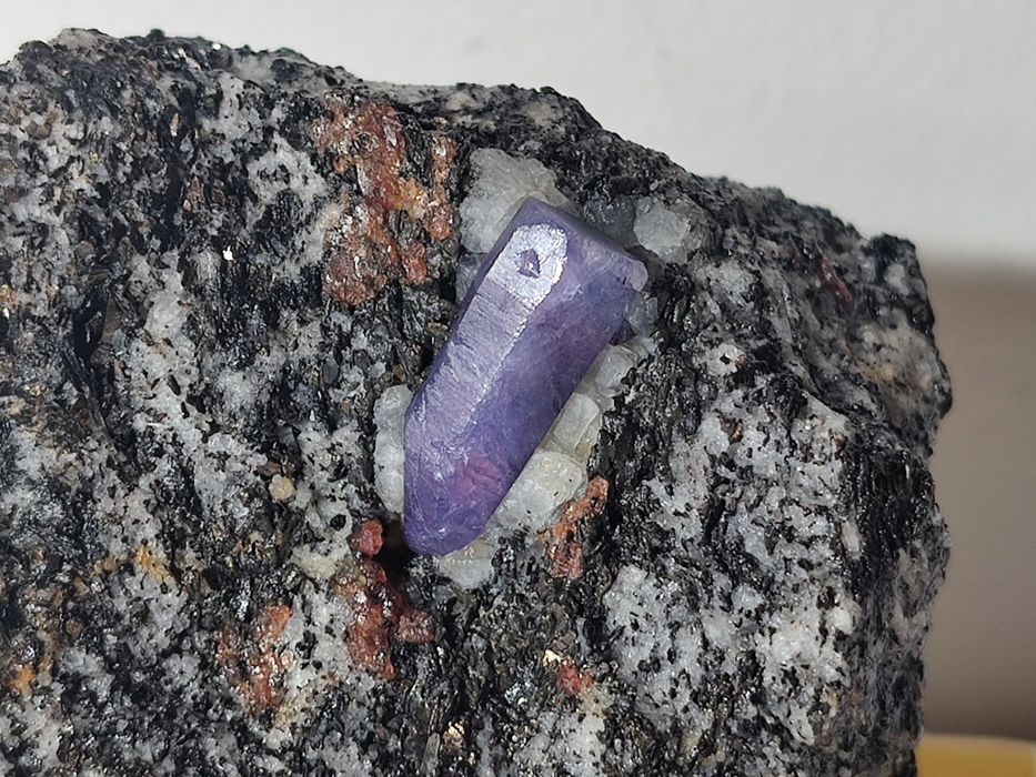 Szafir z granatami na granicie - Madagaskar (minerał)