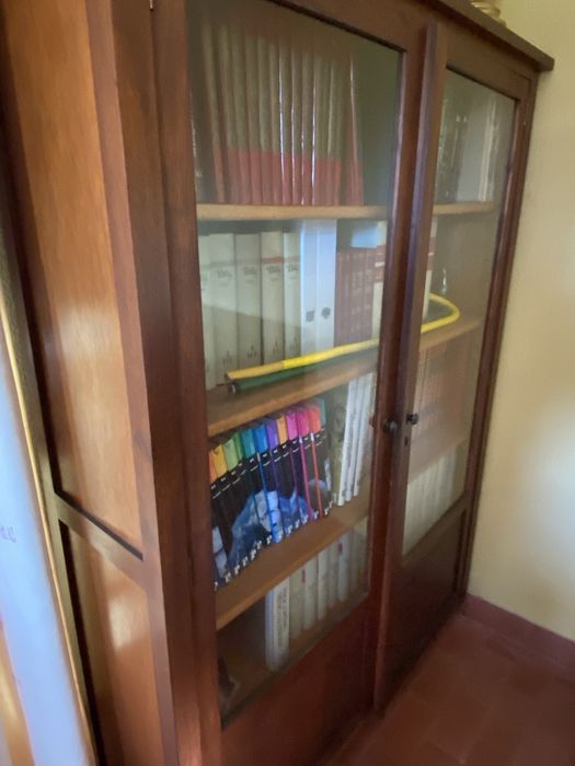 Estante para livros em bom estado