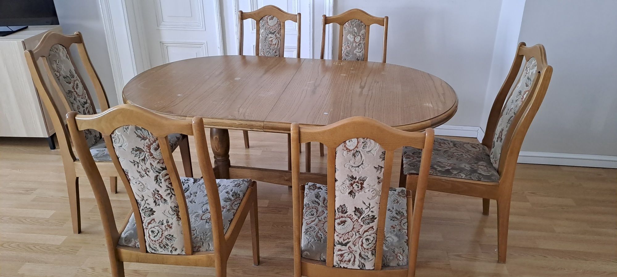 Stół dębowy z tapicerowanymi krzesłami