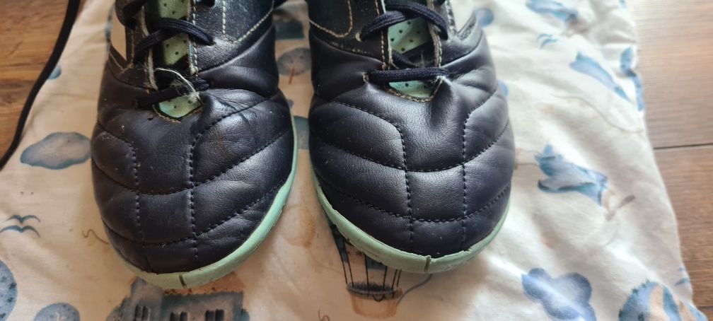 Buty piłkarskie halowki Adidas 40  wkladka 25cm dl
