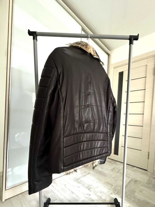 Чоловіча зимова куртка з хутром вовка