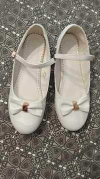 Dziewczęce białe eleganckie buty komunijne