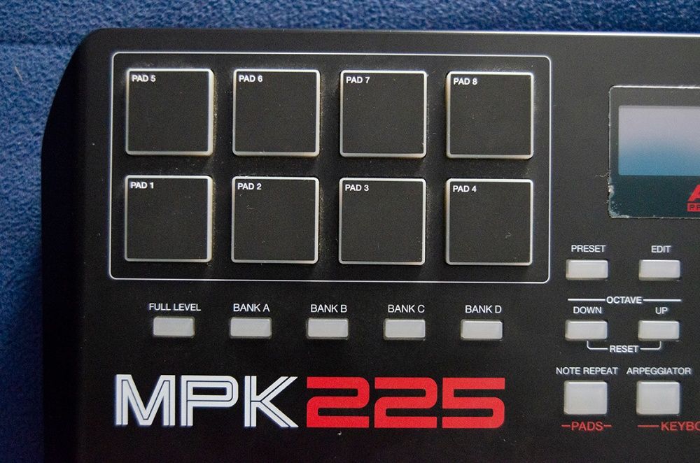 AKAI MPK 255 + Cabo USB + ABLETON Live Lite SOFTWARE como novo