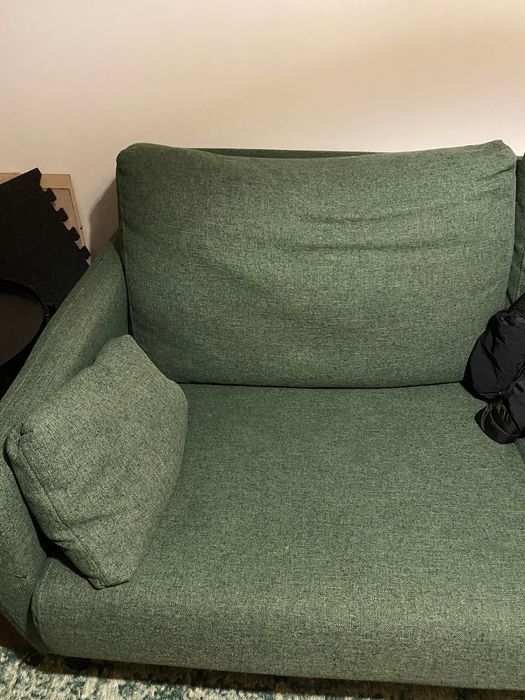 Sofá verde em tecido muito resistente