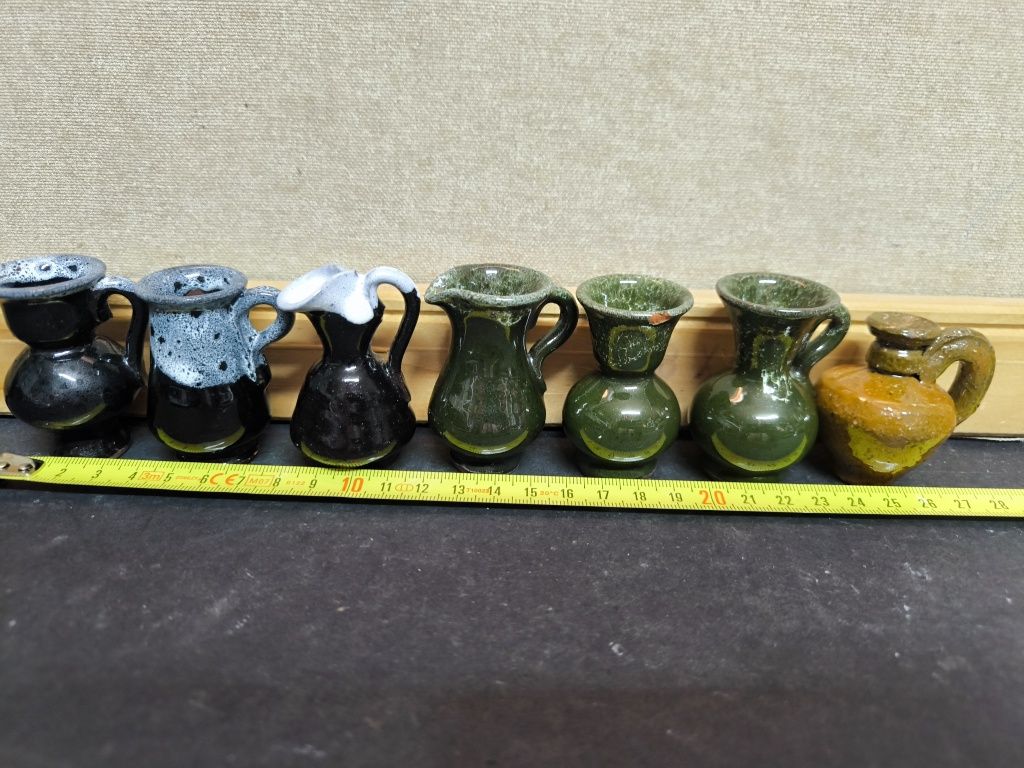 Jogo de 7 mini jarros cerâmicos
