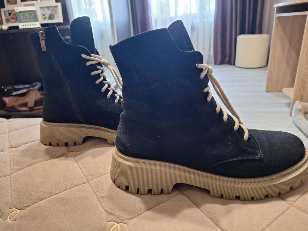 Продам женские ботинки.розмер40.