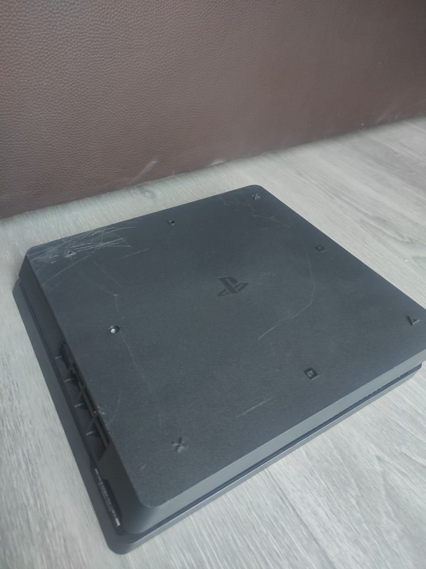 PS4 Slim 1Tb (Edição Limitada 4 Days of Play) + 1 Comando + 2 Jogos