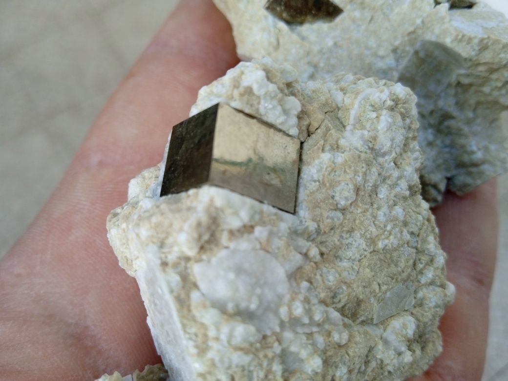 Mineral de coleção Pirite em cristais