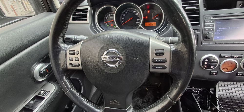 легковий автомобіль Нісан Тііда