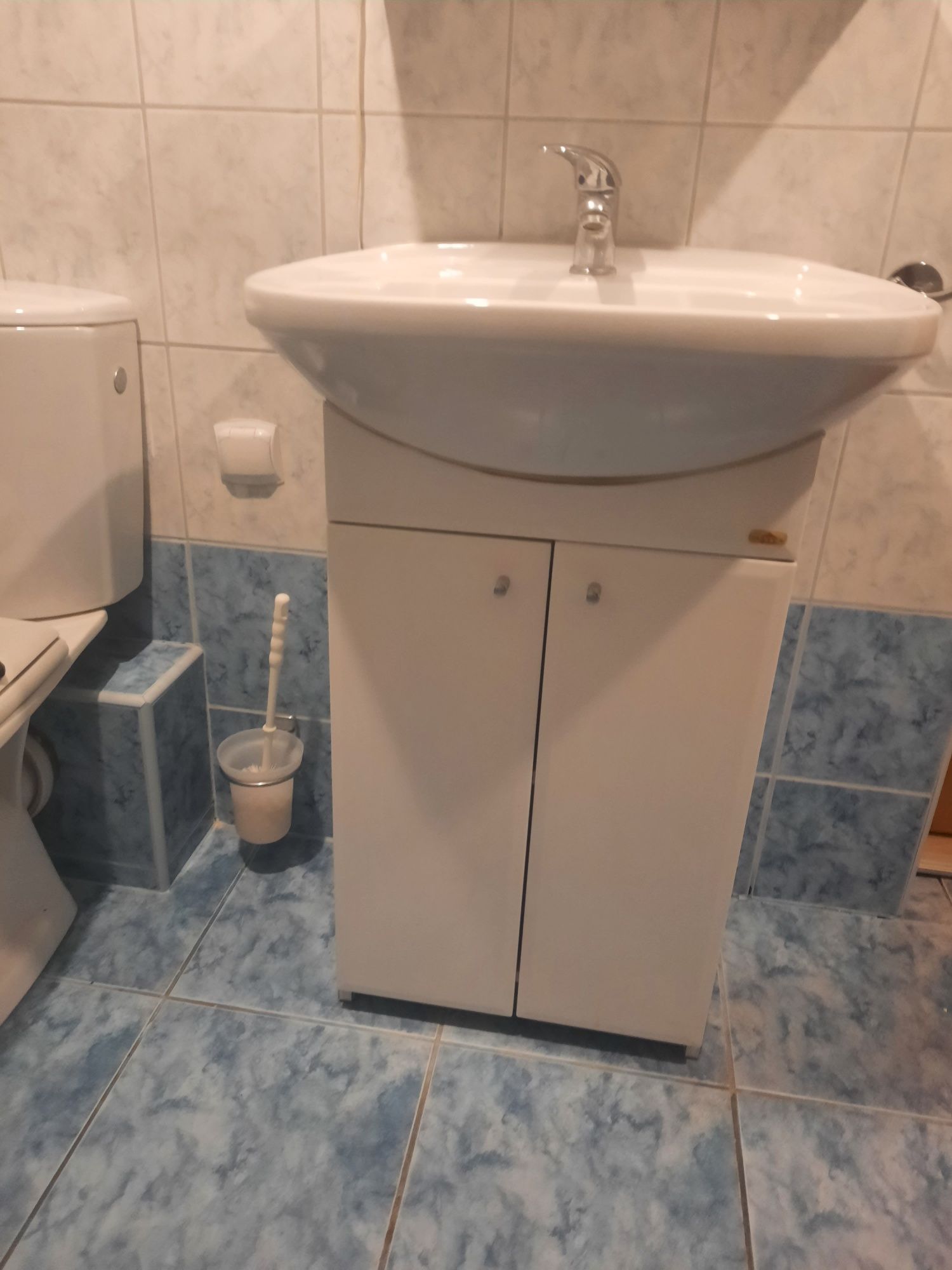 Sprzedam umywalkę z szafką i lustro