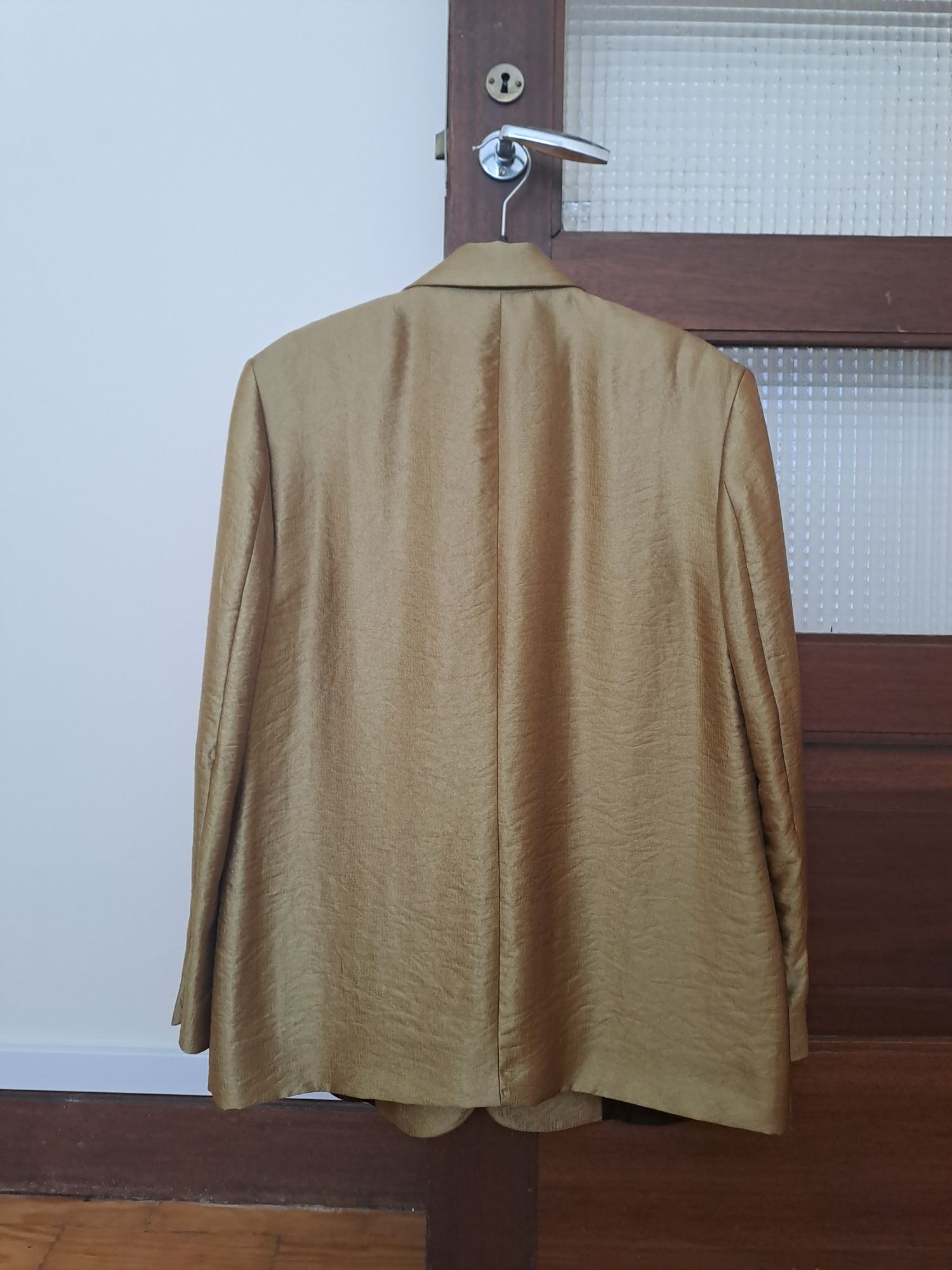 Blaser dourado Zara