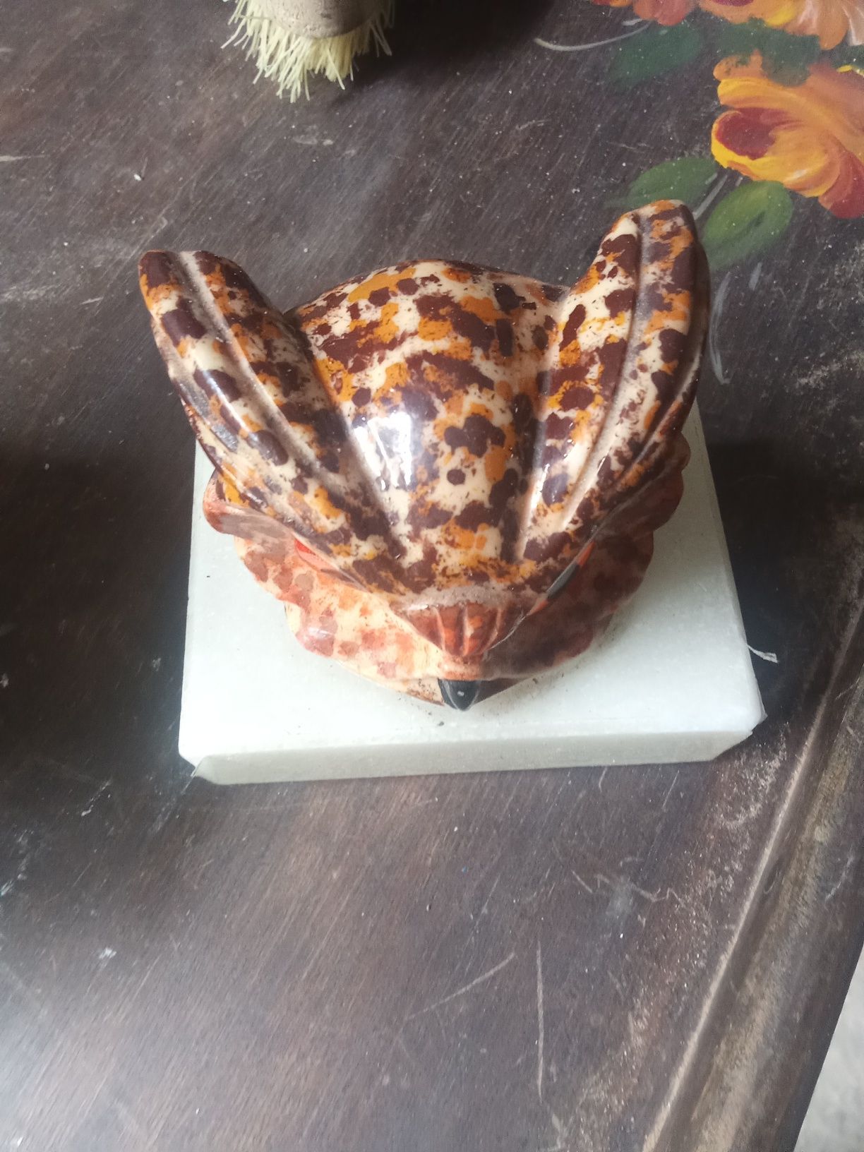 Coruja em porcelana.
