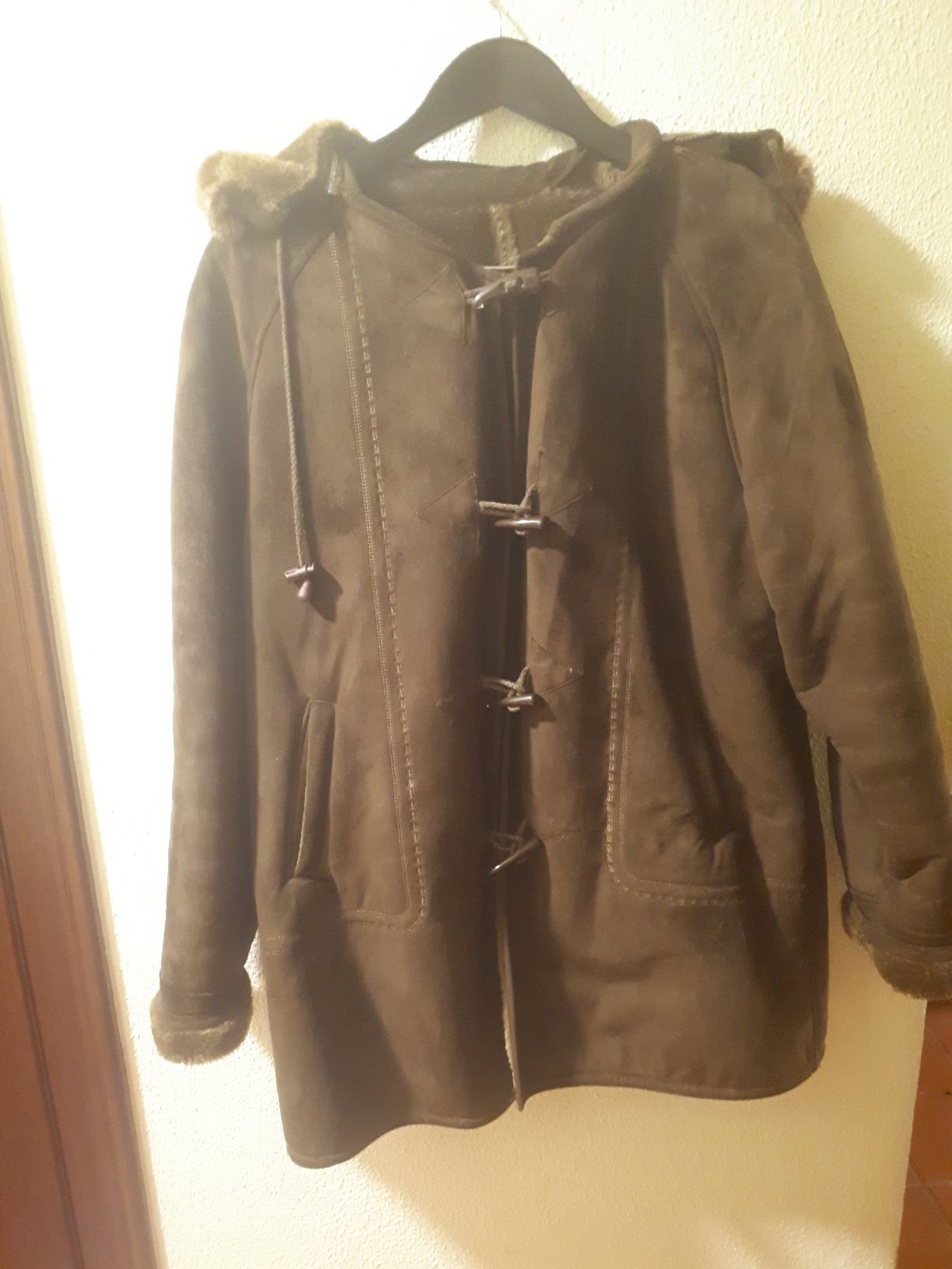 Vende-se parka em camurça sintética