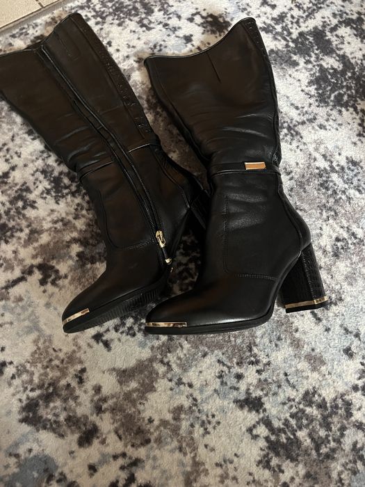 Шкіряне взуття, жіноче, на підборах.