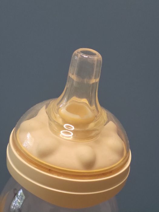 Butelka antykolkowa Medela Calma ze smoczkiem i Lansinoh