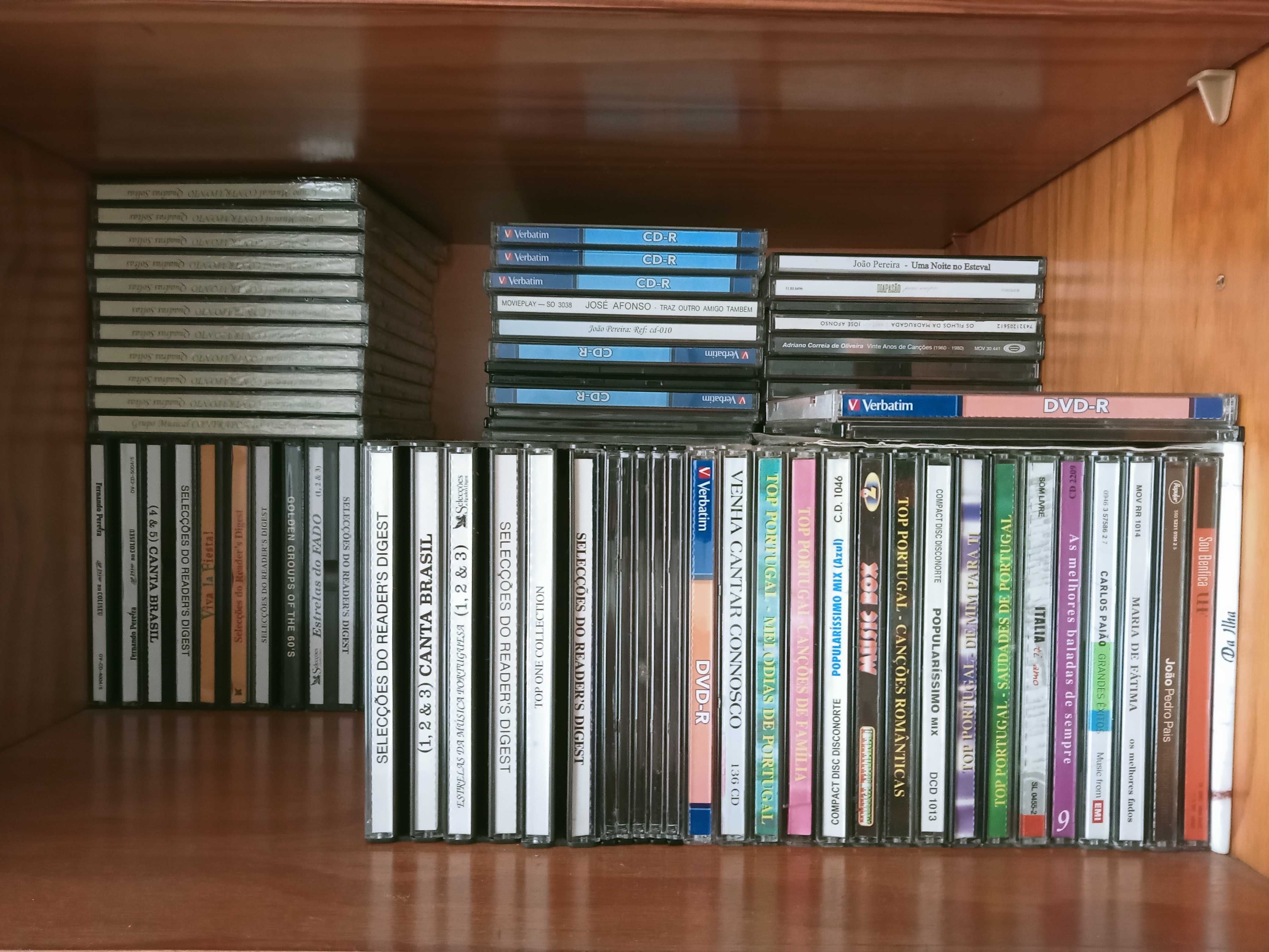 Discos de Vinil, Cassetes e CDs.