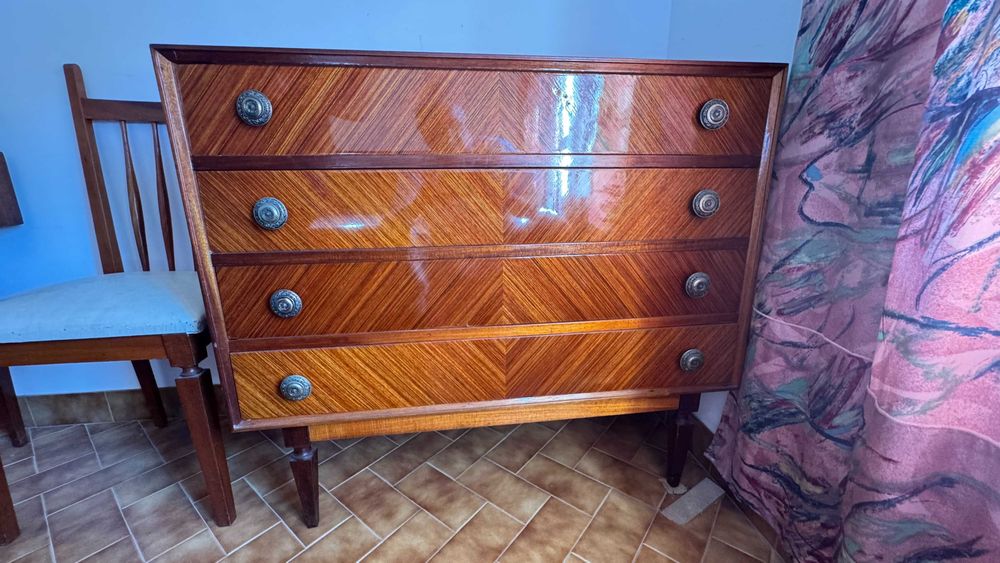 Mobília de quarto de casal antiga em muito bom estado