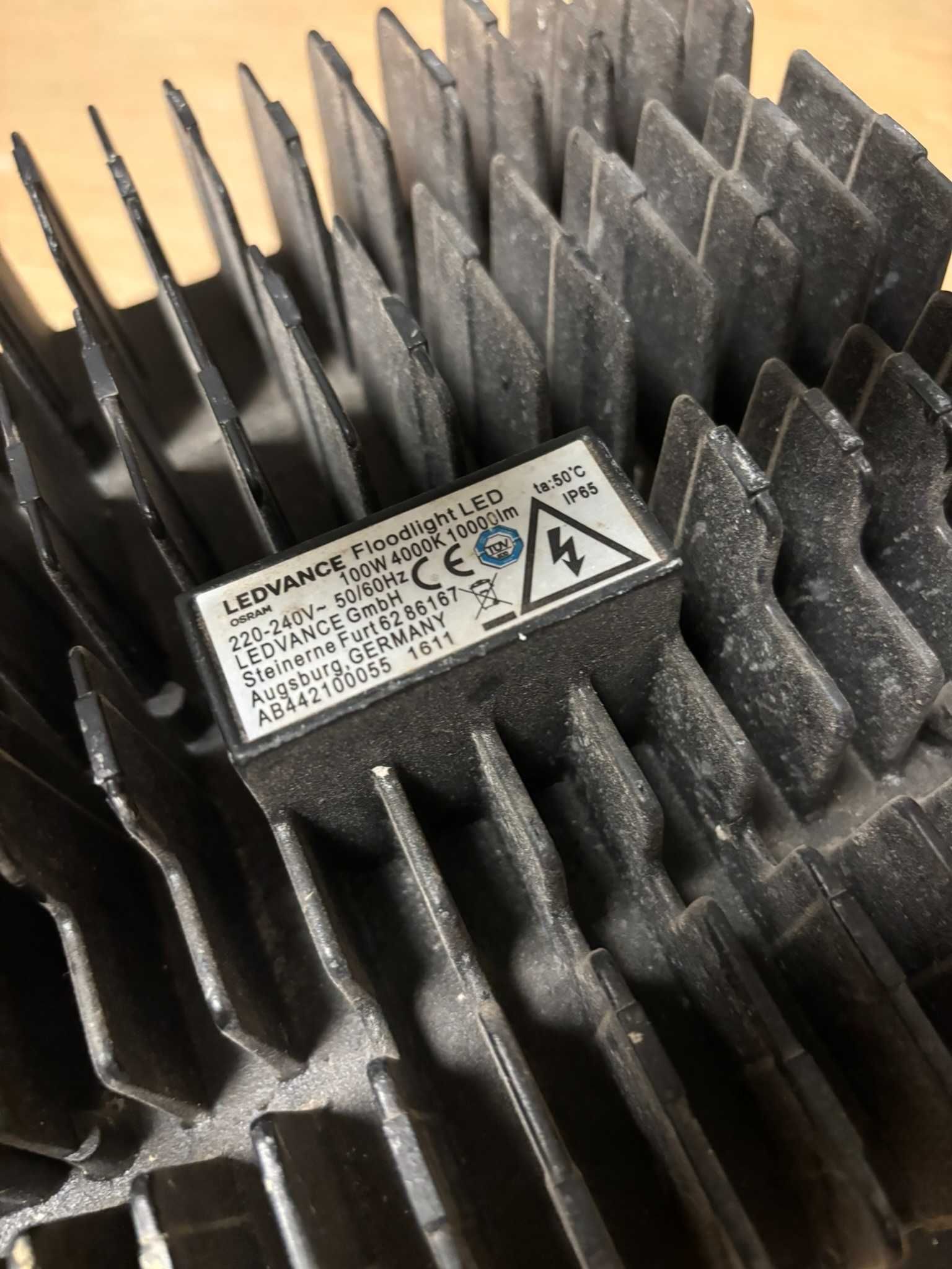 Bardzo mocny naświetlacz LEDVANCE LED 100W 4000K 10000lm IP65 Czarny