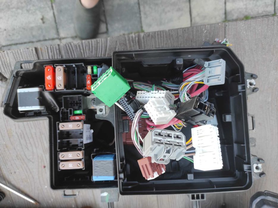 sprzedam obudowę bezpieczników renault scenic 1.7 dci bsi bezpieczniki