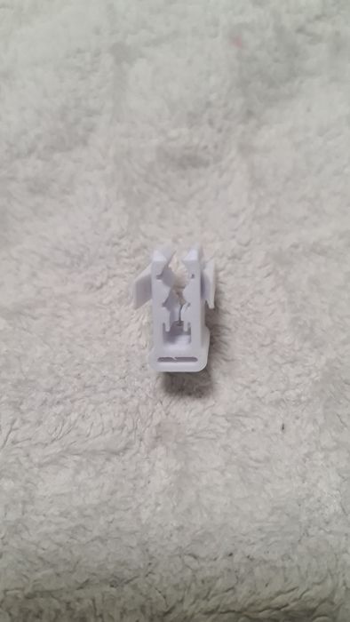 Крепление держателя нити Silver reed 3-5-7 класс.