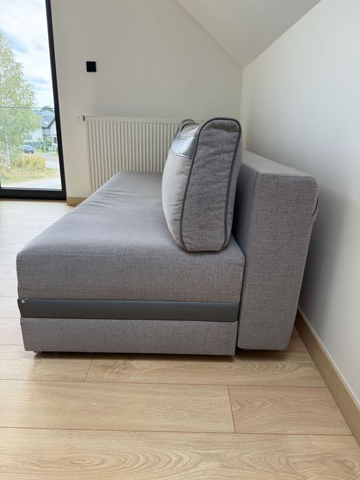 Rozkładana szara kanapa/sofa z poduszkami