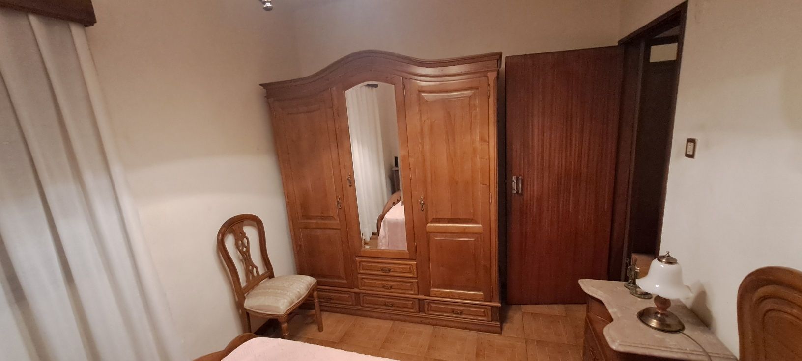 Vendo Excelente quarto completo, madeira maciça
