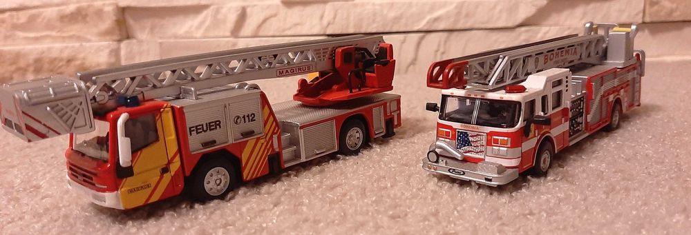 Zestaw 2 wozów strażackich Amercom Colection 1:87