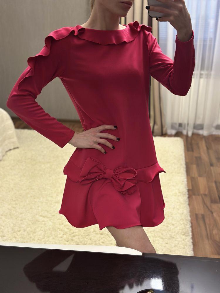 Яскрава сукня RED Valentino