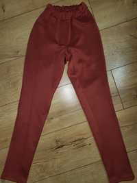 Burgundowe spodnie