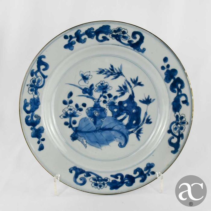 Grande Prato China, com jarra de flores, período Kangxi, 27,4 cm