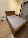 Cama casal com colchão mesinha de cabeceira e cómoda