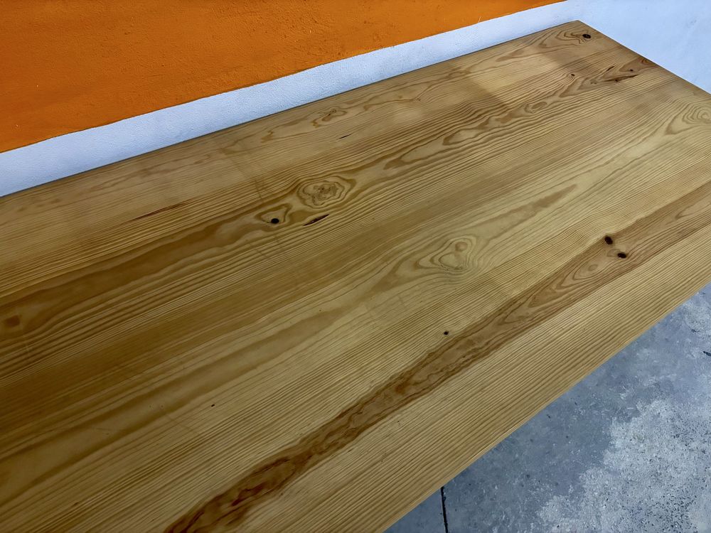 Mesa em madeira maciça