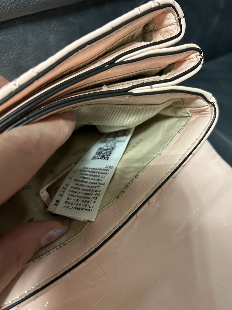 Torebka guess pudrowy róż na łańcuszku