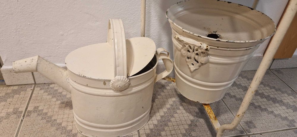 Lavatório antigo com várias peças