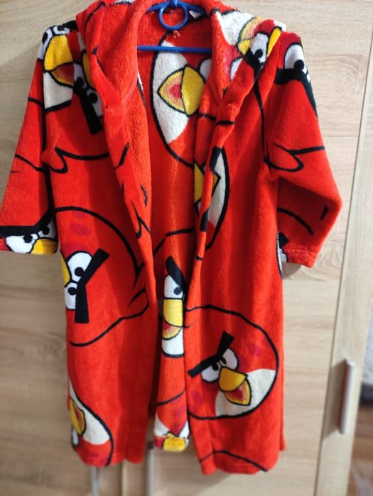 Гарненький тепленький халатик на дівчинку.В гарному стані.