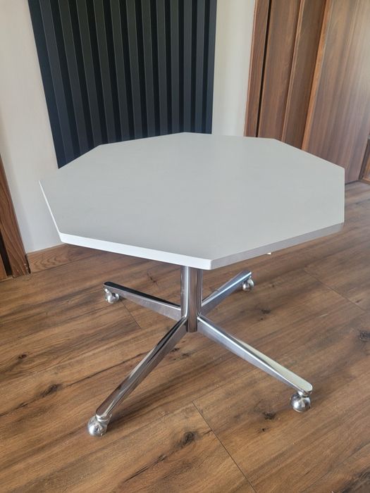 Piękny biały stolik kawowy (pomocniczy)