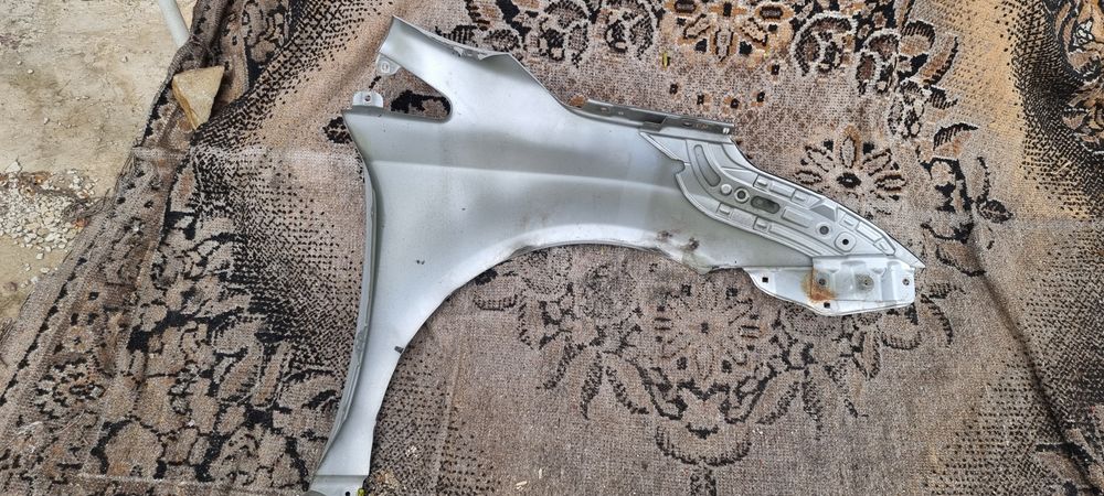 Продам левое крыло Toyota Avensis t27.