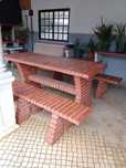 Mesa de churrasqueira + 2 bancos