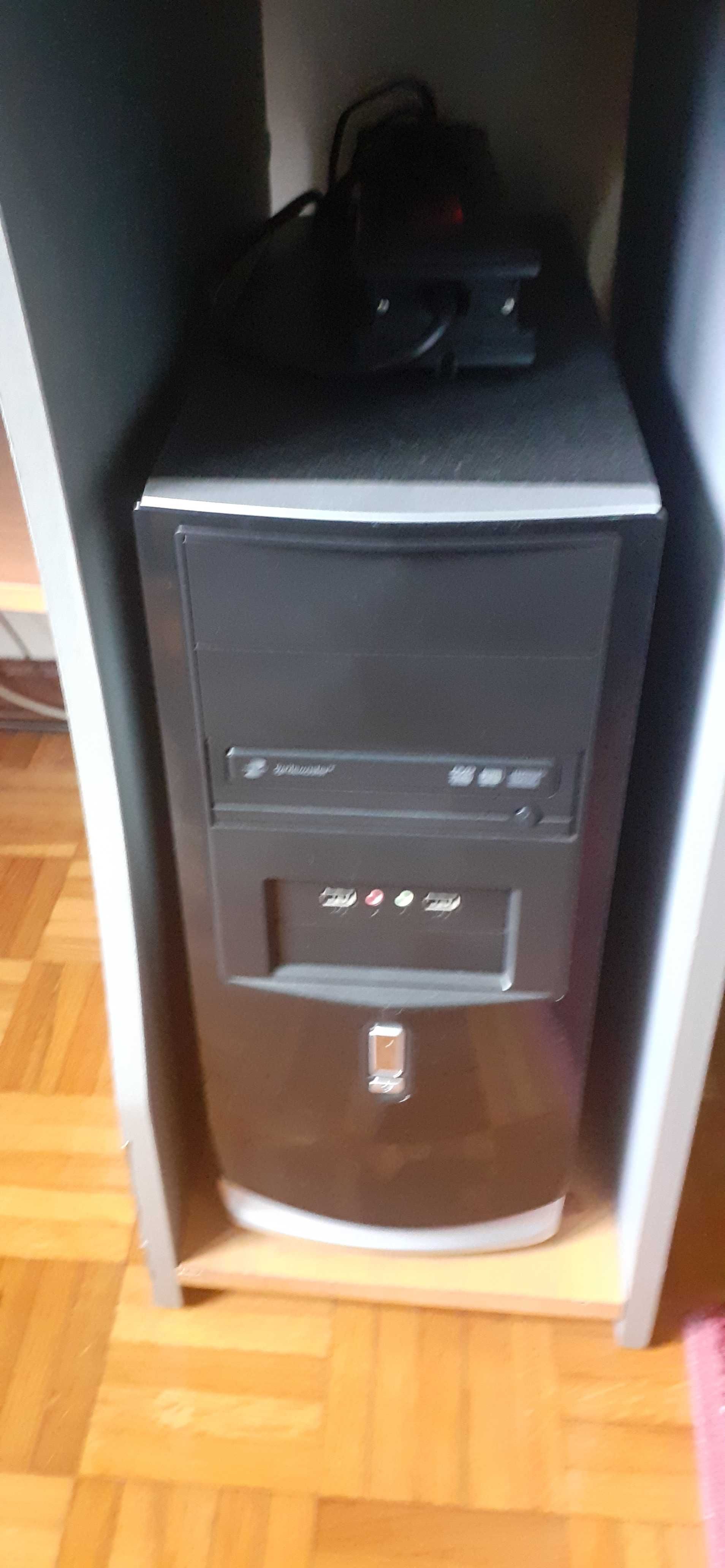 Computador com PC e Monitor