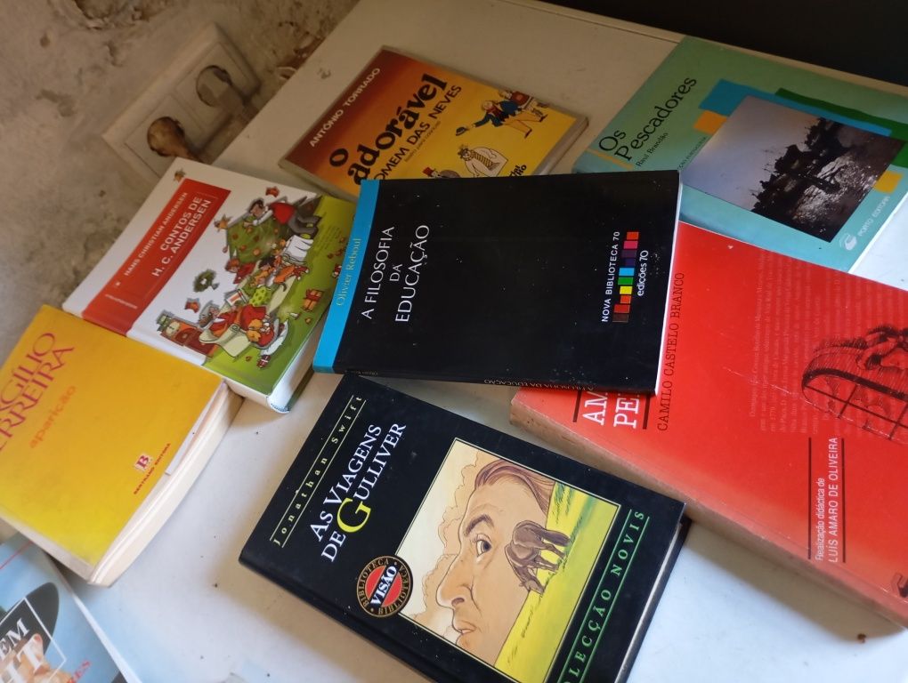 Antigos livros em bom estado de conservação