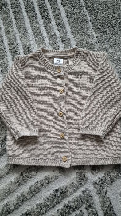 Jasnobeżowy sweterek niemowlęcy