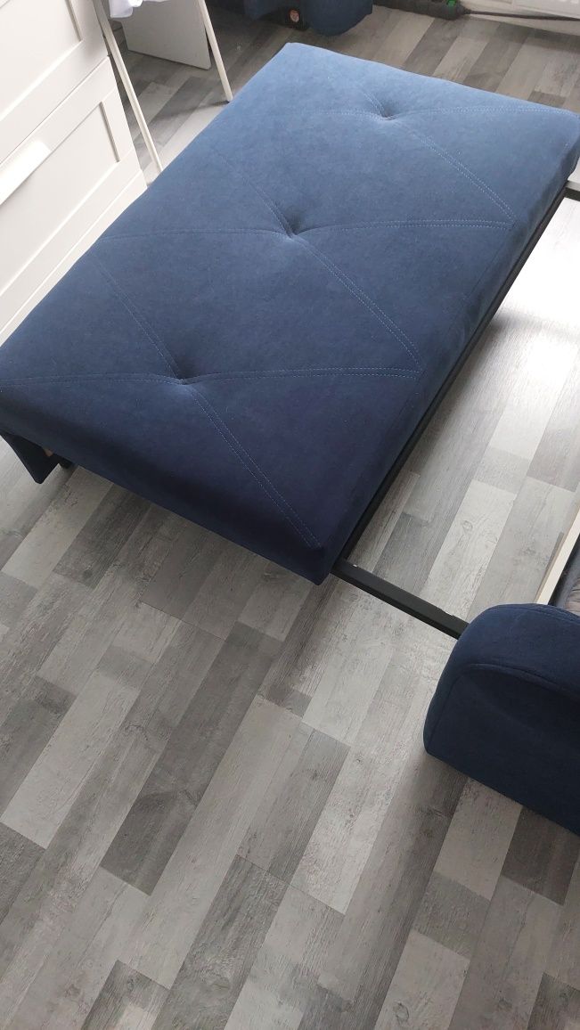 Sofa dwuosobowa z pojemnikiem