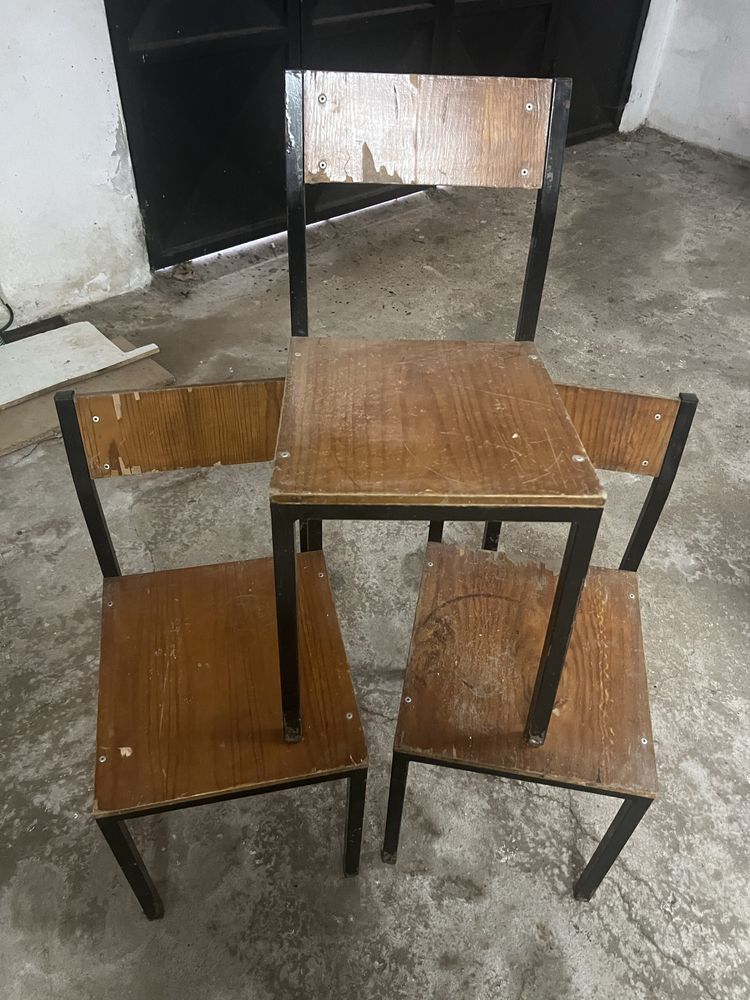 Cadeira de escola antiga