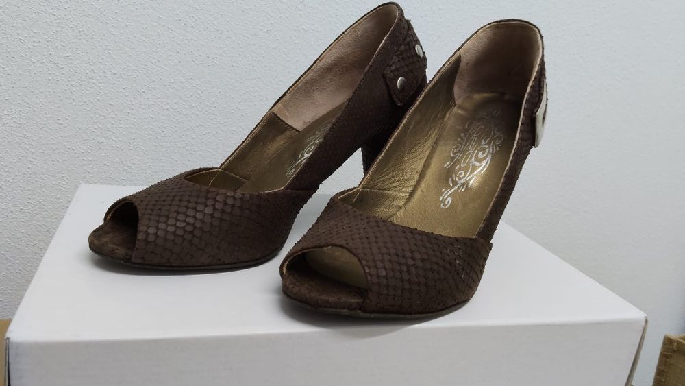 Sapatos castanhos