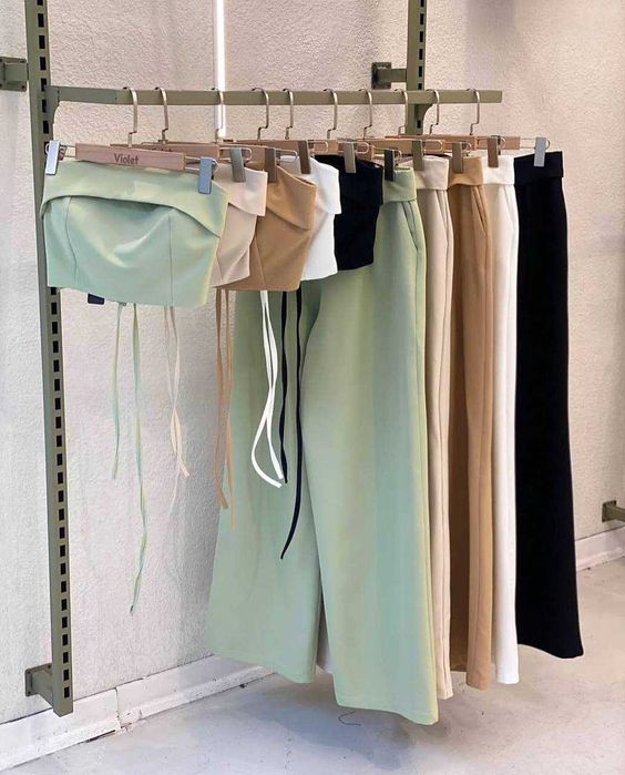 Жіночий класичний костюм топ на шнуровці і брюки прямого крою