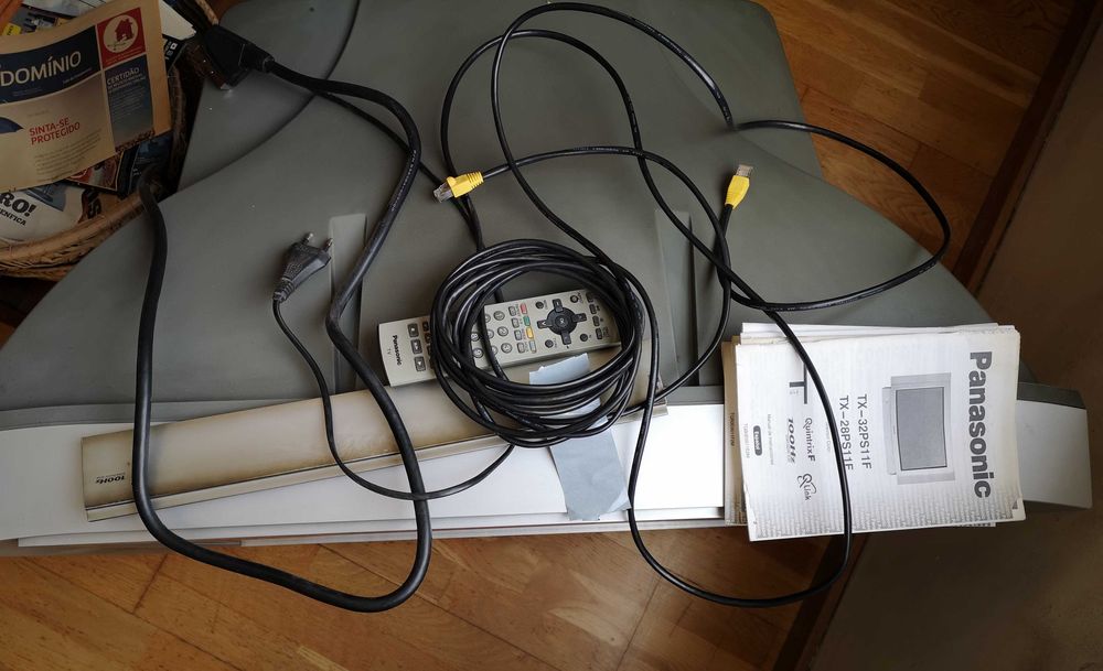 Televisao Panasonic e mesa de apoio