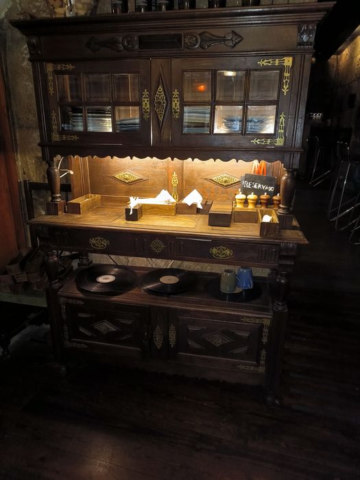 Louceiro antigo em madeira maciça.