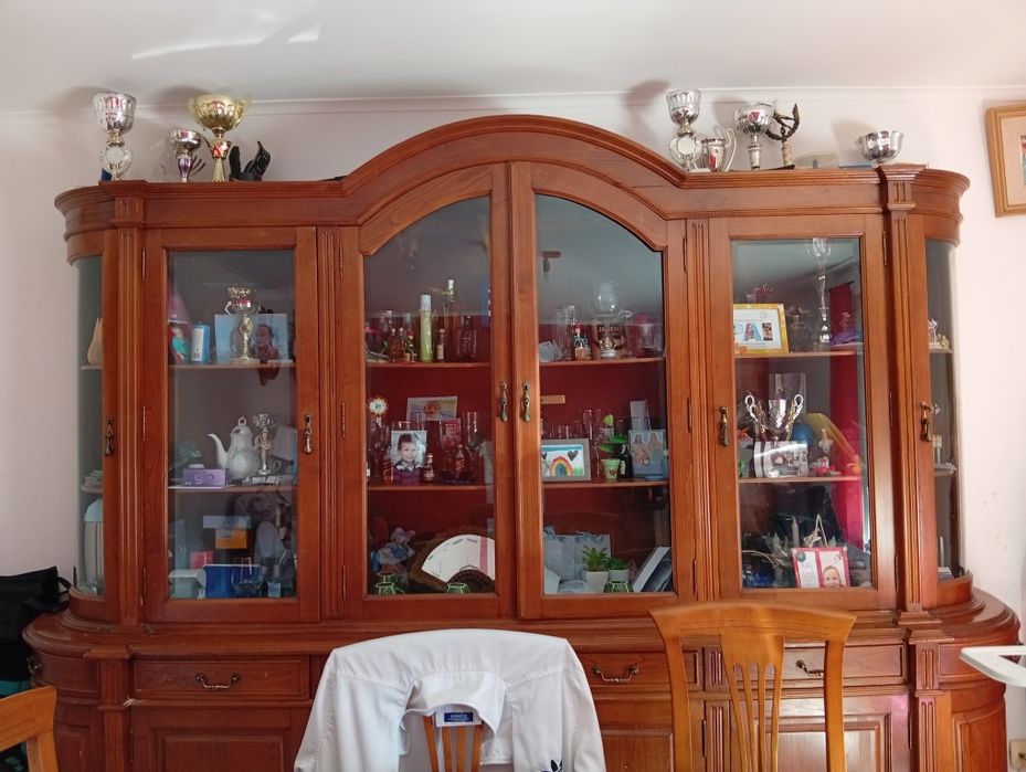 Móvel de sala com mesa e cadeiras cerejeira