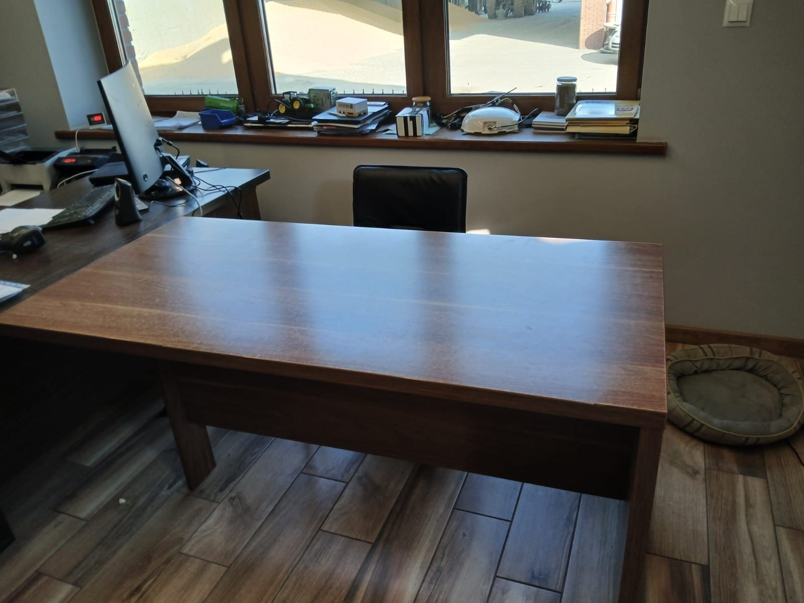 Biuro biurko stół szafa zestaw
